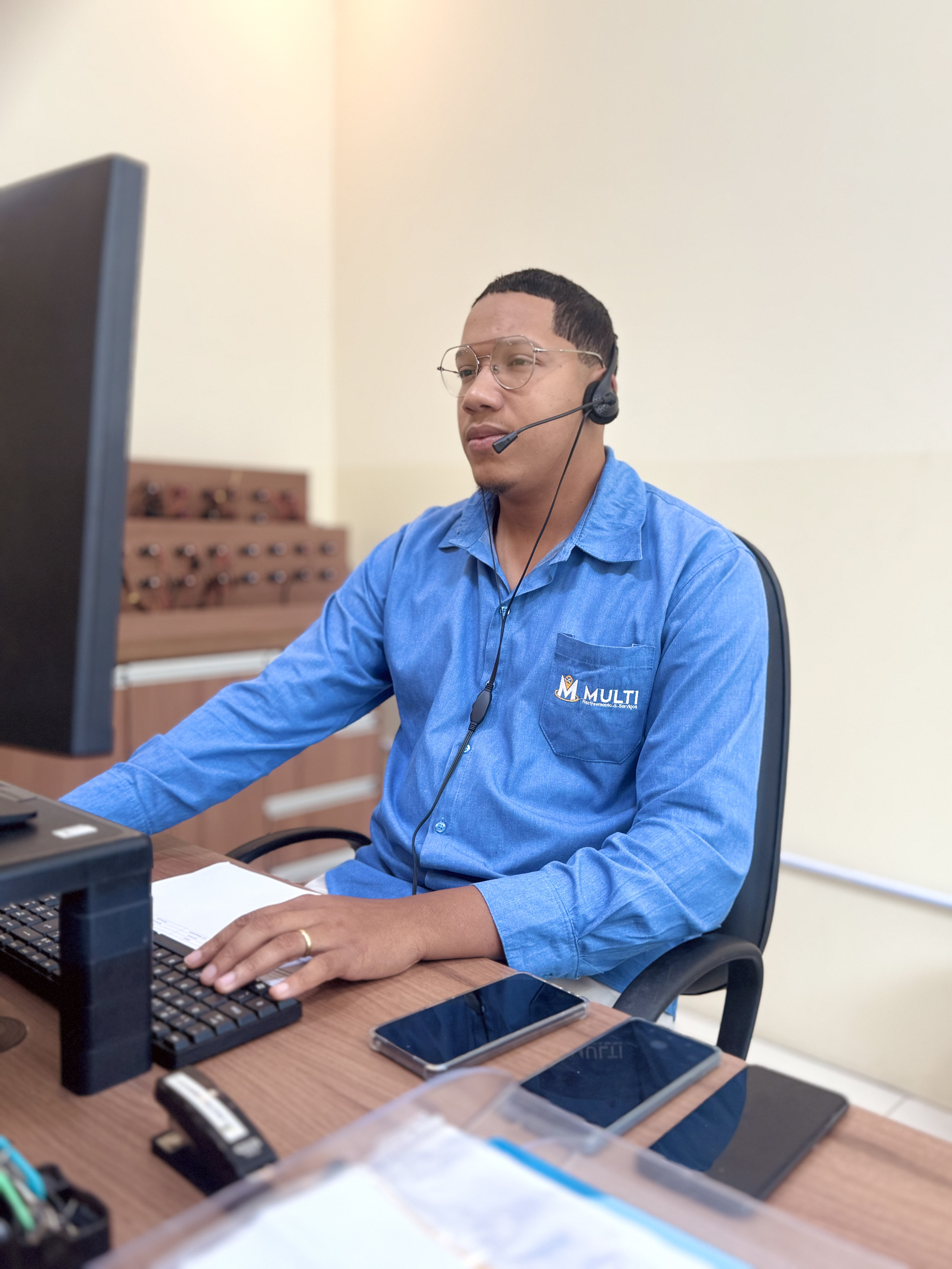 Equipe de atendimento da Multi Rastreamento com uniforme oficial e headset