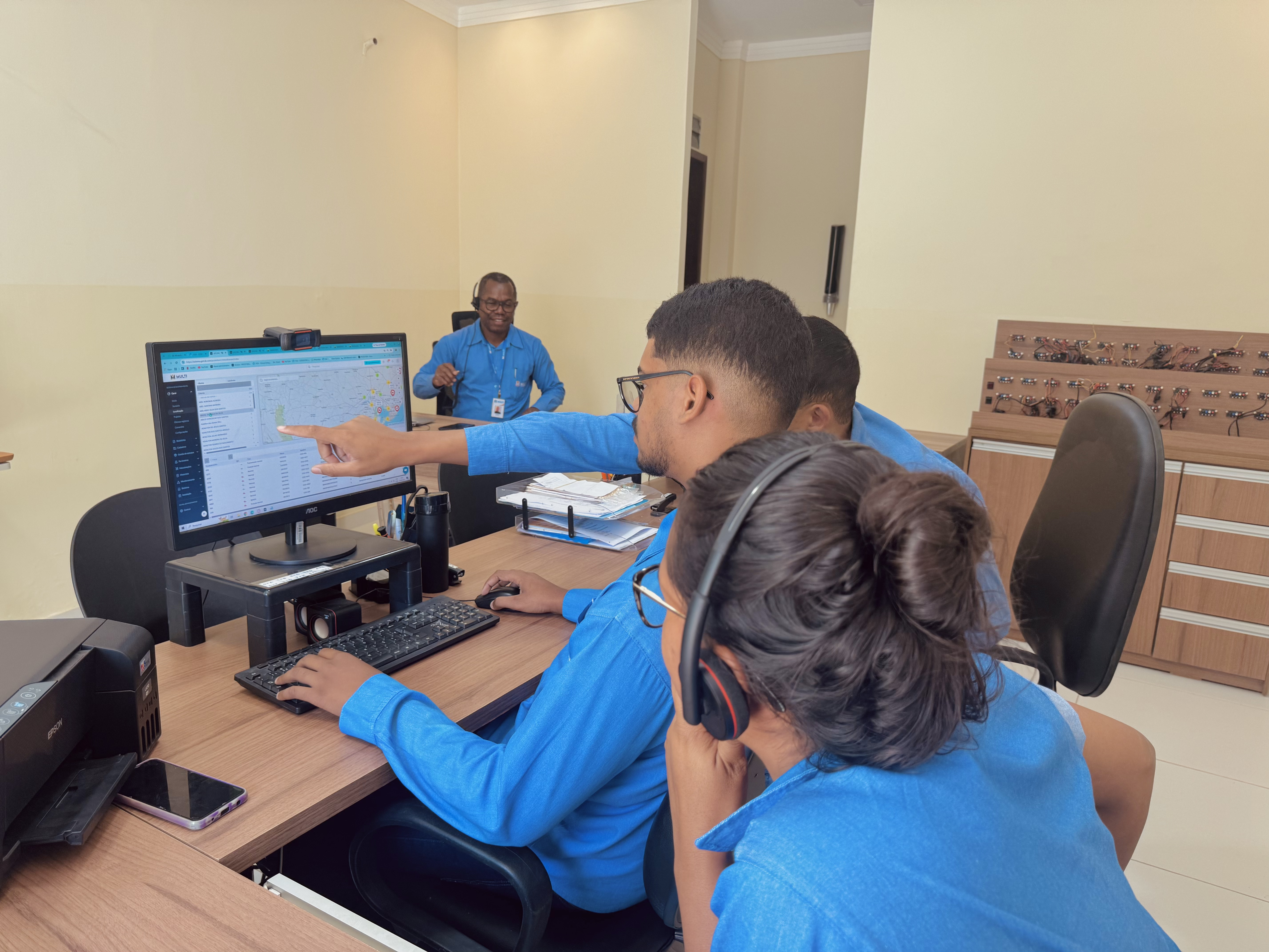 Equipe técnica da Multi Rastreamento realizando análise e vistoria de equipamentos